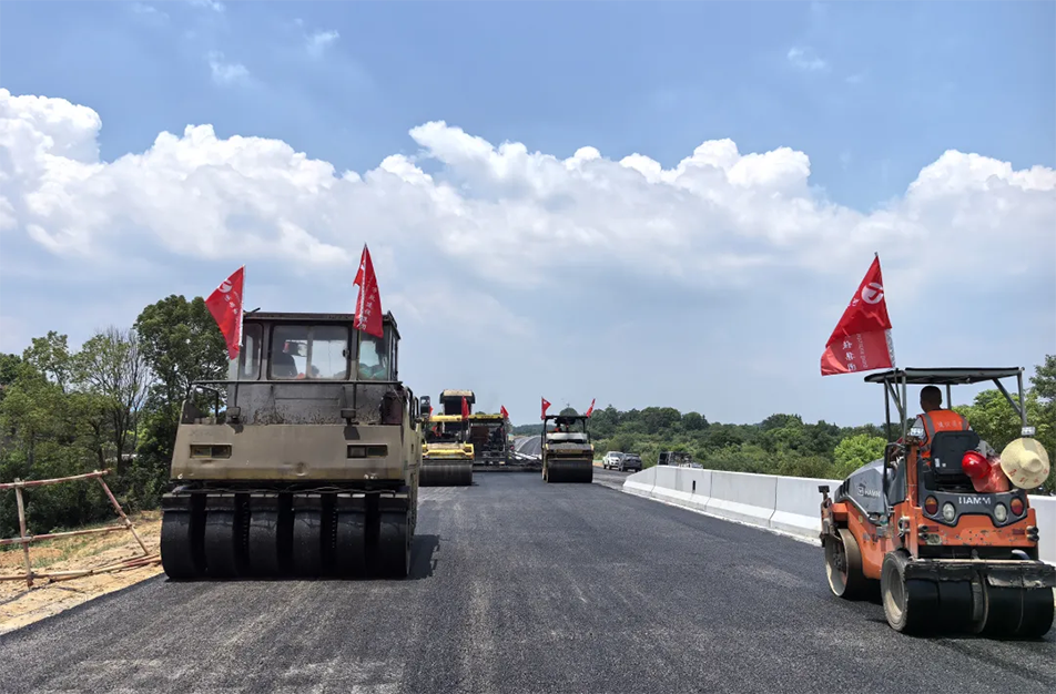 南昌云翔大道項目啟動首段底層瀝青攤鋪 投入21臺機械攻堅關鍵節點