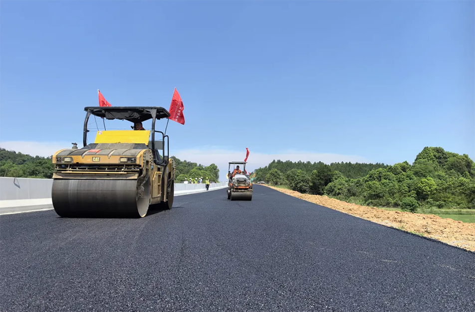 南昌云翔大道項目啟動首段底層瀝青攤鋪 投入21臺機械攻堅關鍵節點