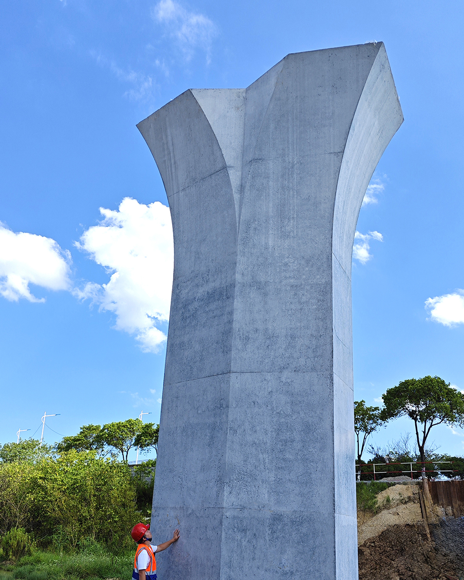 深圳大道互通立交項目鏡面墩柱工藝揭秘 定制不銹鋼模板誤差控制在2mm內